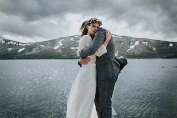this-norweigian-post-wedding-shoot-at-aursjovegen-road-will-take-your-breath-away-joanna-jaskolska-fotografia-15