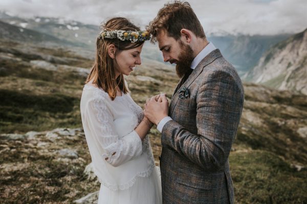 this-norweigian-post-wedding-shoot-at-aursjovegen-road-will-take-your-breath-away-joanna-jaskolska-fotografia-20