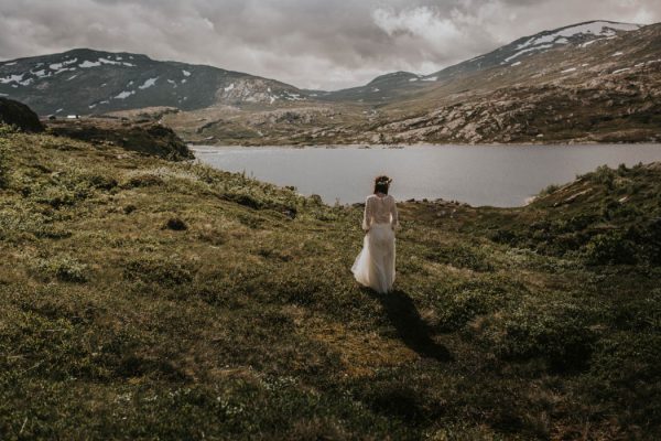 this-norweigian-post-wedding-shoot-at-aursjovegen-road-will-take-your-breath-away-joanna-jaskolska-fotografia-39