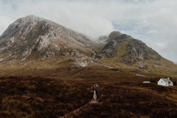 these-wild-portraits-in-glencoe-look-like-the-couple-has-the-world-to-themselves-12