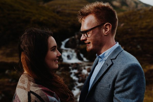 these-wild-portraits-in-glencoe-look-like-the-couple-has-the-world-to-themselves-15