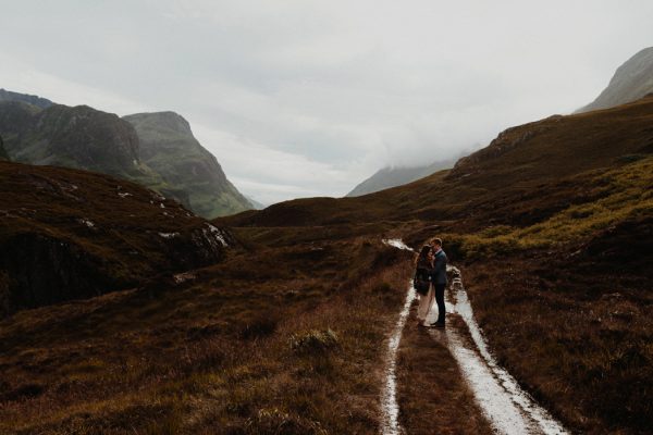 these-wild-portraits-in-glencoe-look-like-the-couple-has-the-world-to-themselves-17