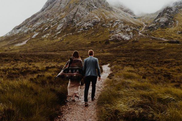 these-wild-portraits-in-glencoe-look-like-the-couple-has-the-world-to-themselves-2