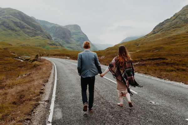 these-wild-portraits-in-glencoe-look-like-the-couple-has-the-world-to-themselves-21