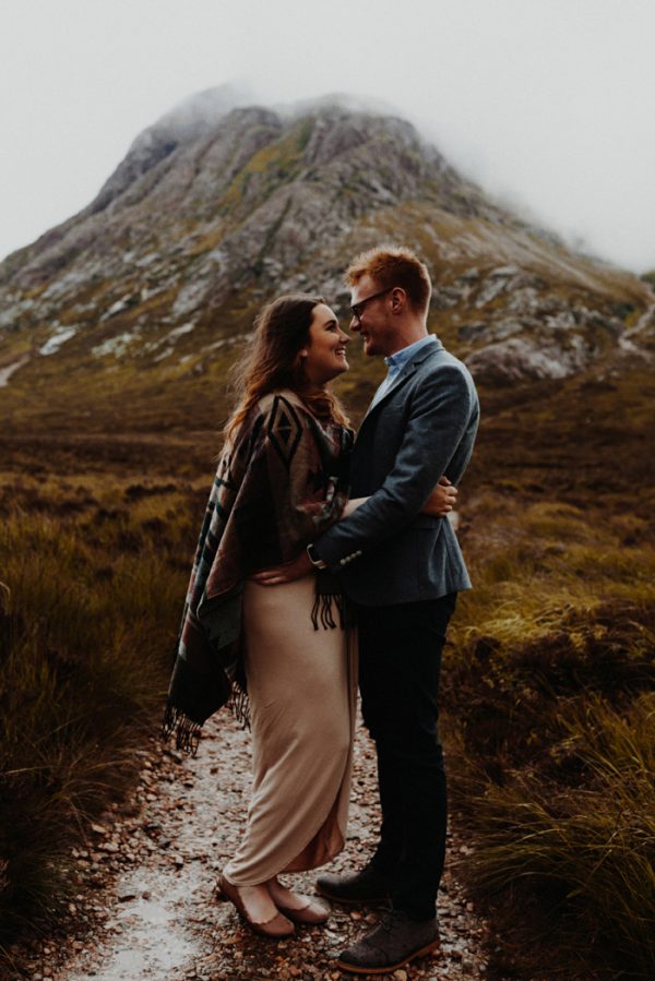 these-wild-portraits-in-glencoe-look-like-the-couple-has-the-world-to-themselves-3