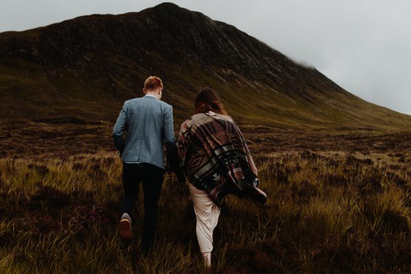 these-wild-portraits-in-glencoe-look-like-the-couple-has-the-world-to-themselves-8