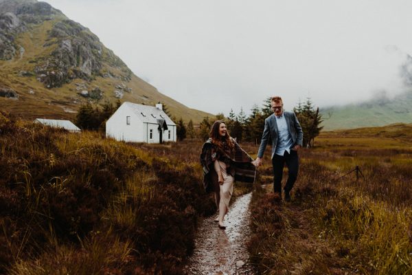 these-wild-portraits-in-glencoe-look-like-the-couple-has-the-world-to-themselves-9