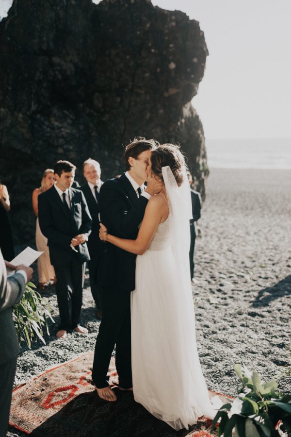 this-oceanside-wedding-at-shelter-cove-is-the-epitome-of-laid-back-chic-23