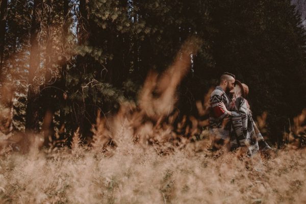 youll-love-the-epic-cuddles-in-this-yosemite-engagement-session-marcela-pulido-photography-2