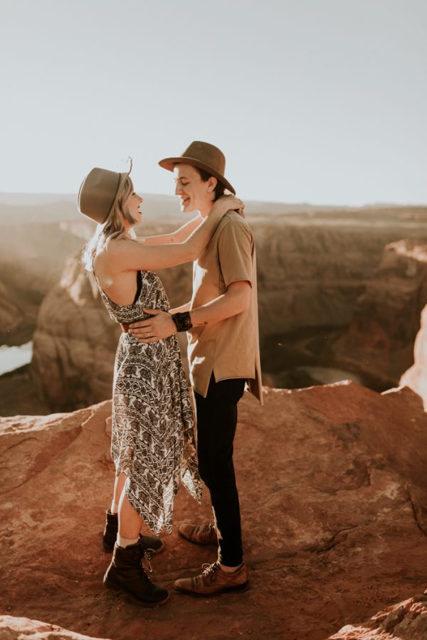 jaw-dropping-destination-engagement-session-at-horseshoe-bend-11