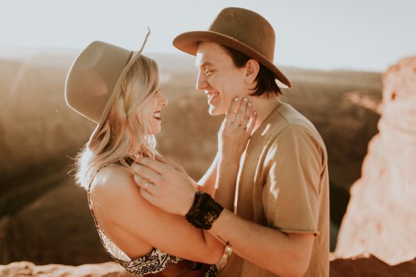 jaw-dropping-destination-engagement-session-at-horseshoe-bend-12