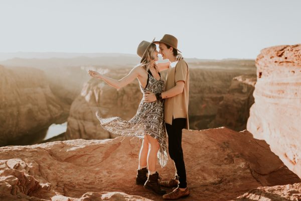 jaw-dropping-destination-engagement-session-at-horseshoe-bend-13