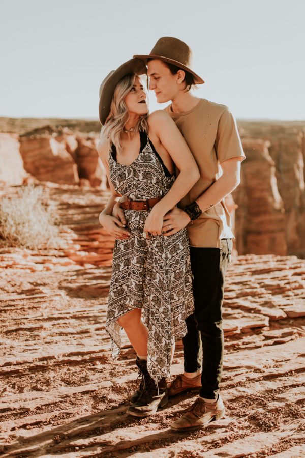 jaw-dropping-destination-engagement-session-at-horseshoe-bend-4