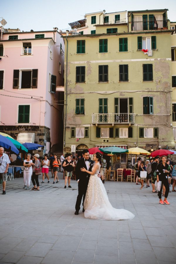 this-breathtaking-cinque-terre-wedding-has-the-most-stunning-bespoke-gown-19