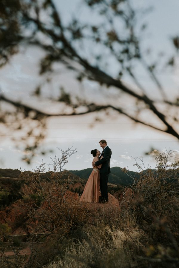 this-red-rocks-canyon-engagement-is-filled-with-copper-hues-16