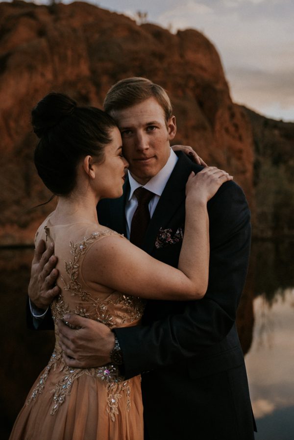 this-red-rocks-canyon-engagement-is-filled-with-copper-hues-24