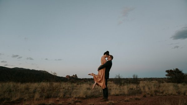 this-red-rocks-canyon-engagement-is-filled-with-copper-hues-3