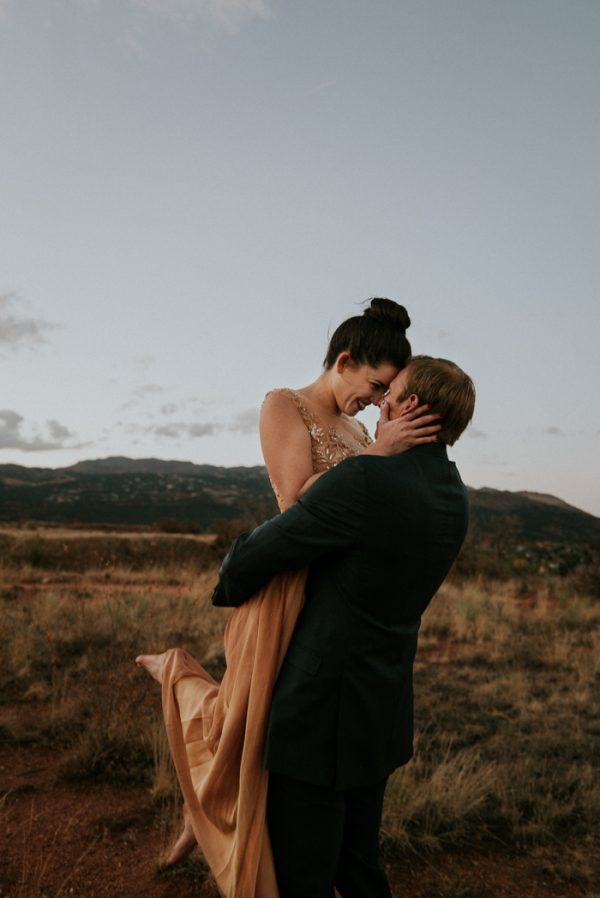 this-red-rocks-canyon-engagement-is-filled-with-copper-hues-4