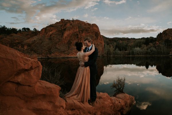 this-red-rocks-canyon-engagement-is-filled-with-copper-hues-8