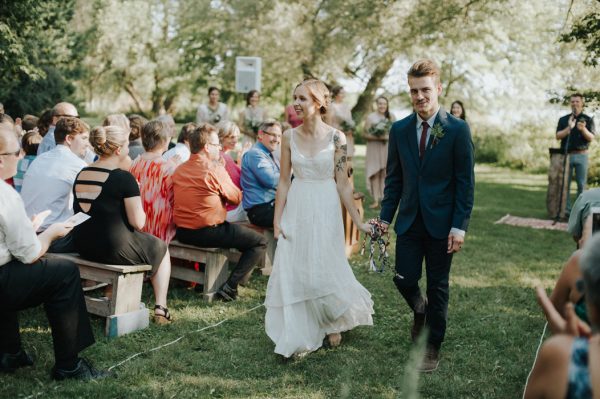 this-super-cool-summer-camp-wedding-is-all-about-community-33