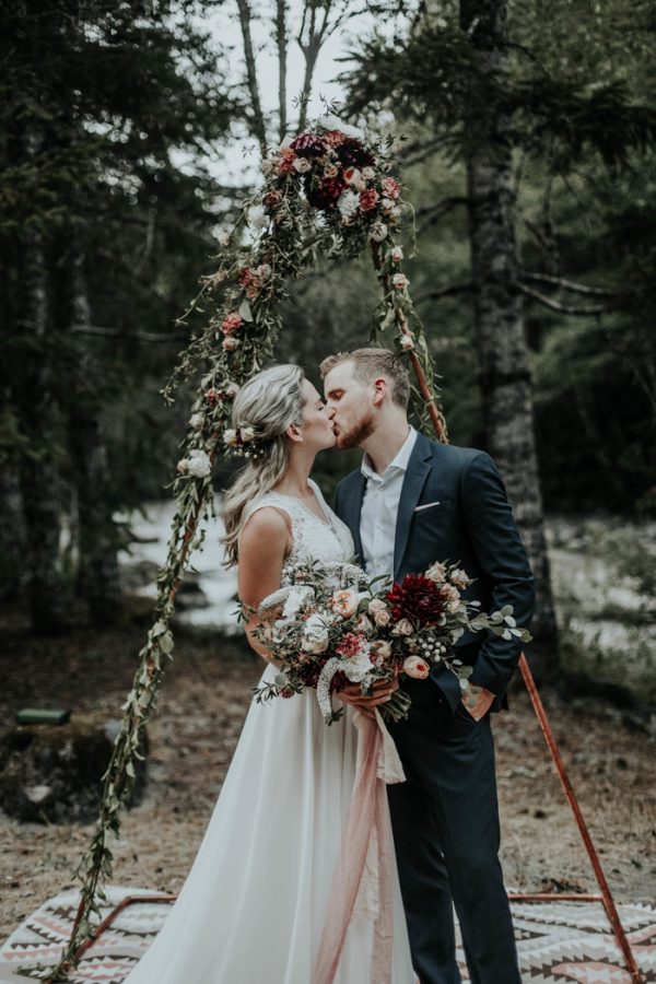 This Mt. Hood Elopement Has a Deliciously Beautiful Wine Color Palette