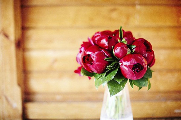 red bouquet of flowers - wedding photo by top Swedish wedding photographers Dayfotografi