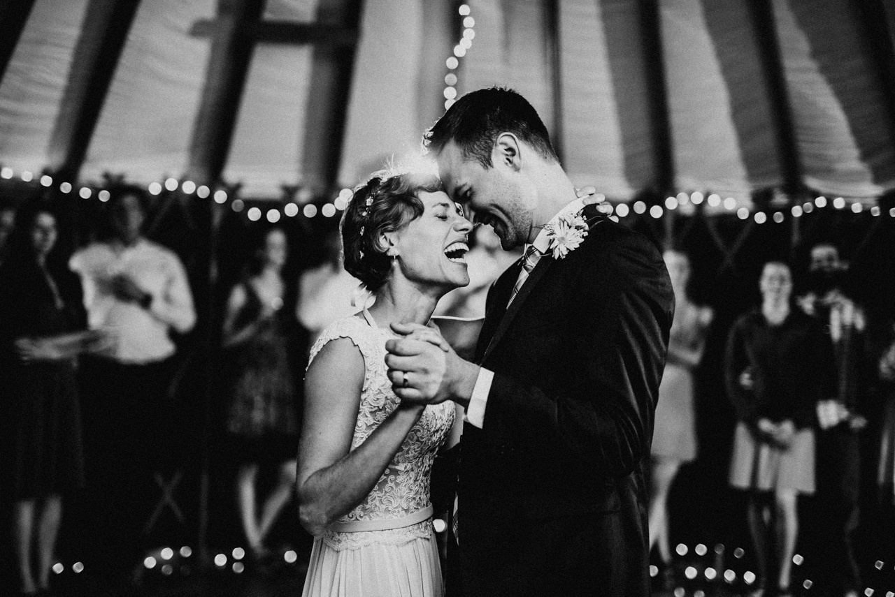 15 Unforgettable Wedding Poses for the Bride and Groom