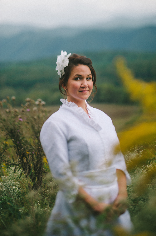 Cades Cove National Park wedding at Primitive Baptist Church, photos by Dixie Pixel Photography | junebugweddings.com