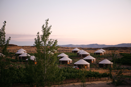 Cave B Winery Wedding in Washington; photos by Belathée Photography | junebugweddings.com