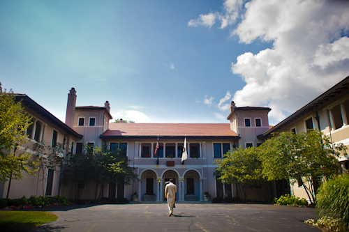 Bright, exuberant Hindu wedding - photos by Cathy and David Photographers | junebugweddings.com