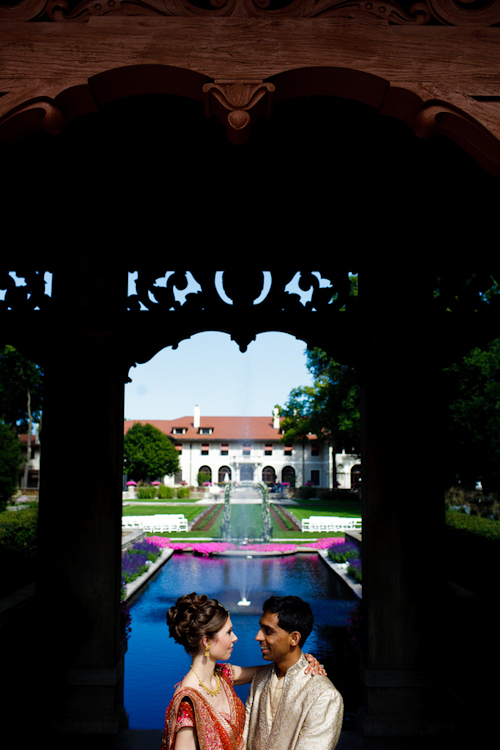 Bright, exuberant Hindu wedding - photos by Cathy and David Photographers | junebugweddings.com