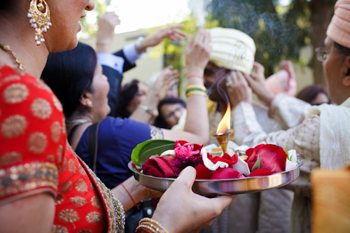 Bright, exuberant Hindu wedding - photos by Cathy and David Photographers | junebugweddings.com