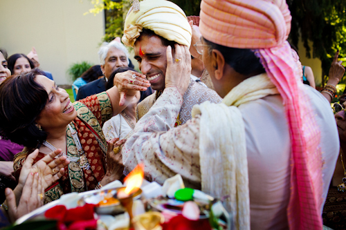 Bright, exuberant Hindu wedding - photos by Cathy and David Photographers | junebugweddings.com