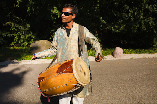 Bright, exuberant Hindu wedding - photos by Cathy and David Photographers | junebugweddings.com