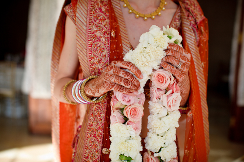 Bright, exuberant Hindu wedding - photos by Cathy and David Photographers | junebugweddings.com