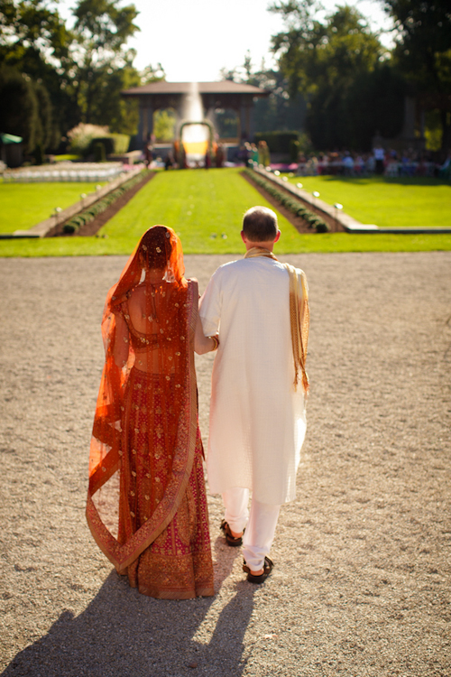 Bright, exuberant Hindu wedding - photos by Cathy and David Photographers | junebugweddings.com