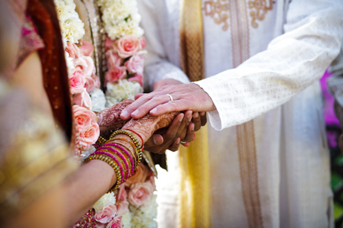 Bright, exuberant Hindu wedding - photos by Cathy and David Photographers | junebugweddings.com