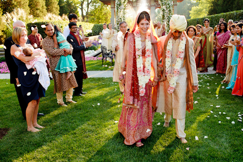 Bright, exuberant Hindu wedding - photos by Cathy and David Photographers | junebugweddings.com