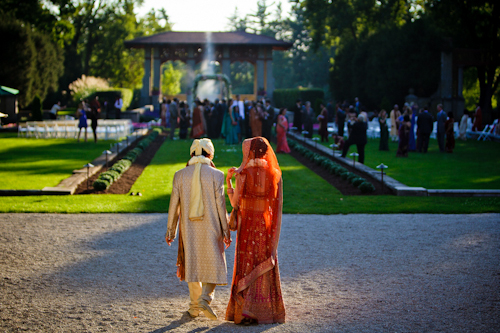 Bright, exuberant Hindu wedding - photos by Cathy and David Photographers | junebugweddings.com