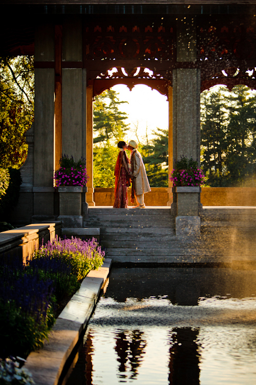 Bright, exuberant Hindu wedding - photos by Cathy and David Photographers | junebugweddings.com