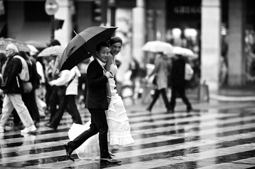 Honeymoon Photo Shoot in Paris by David Wittig Photography | junebugweddings.com