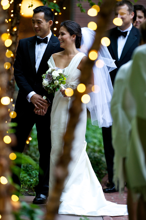 Classic downtown Chicago wedding at The Ivy Room - photos by David Wittig Photography | junebugweddings.com