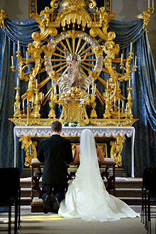 Wedding at Basilica of the Sacred Heart, Notre Dame Cathedral - photos by Browne Photography | junebugweddings.com