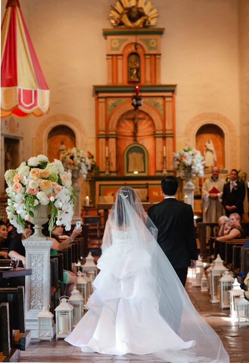 Sparkly peach, apricot, and white wedding at Carmel Mountain Ranch Country Club - photos by Joielala Photographie | junebugweddings.com