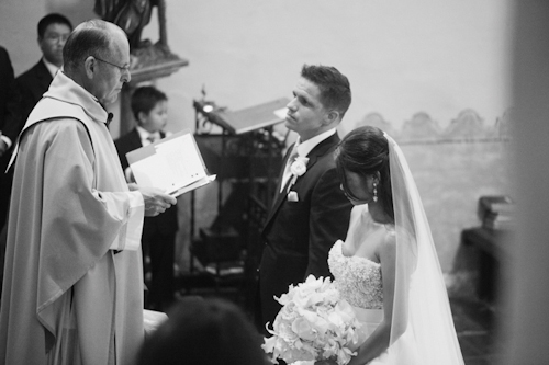 Sparkly peach, apricot, and white wedding at Carmel Mountain Ranch Country Club - photos by Joielala Photographie | junebugweddings.com