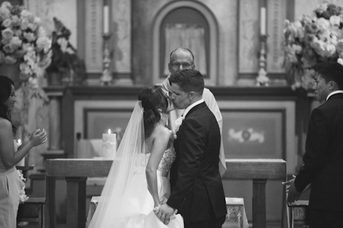 Sparkly peach, apricot, and white wedding at Carmel Mountain Ranch Country Club - photos by Joielala Photographie | junebugweddings.com