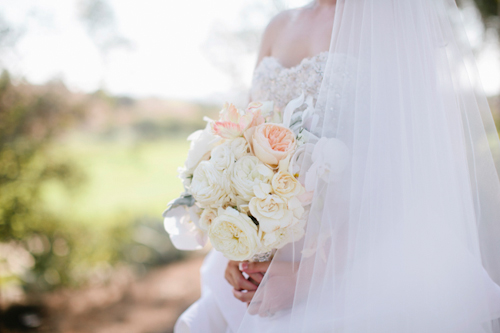 Sparkly peach, apricot, and white wedding at Carmel Mountain Ranch Country Club - photos by Joielala Photographie | junebugweddings.com