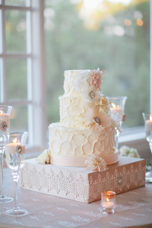 Sparkly peach, apricot, and white wedding at Carmel Mountain Ranch Country Club - photos by Joielala Photographie | junebugweddings.com