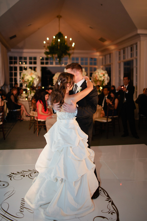 Sparkly peach, apricot, and white wedding at Carmel Mountain Ranch Country Club - photos by Joielala Photographie | junebugweddings.com