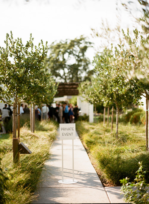 Napa wedding at Solage Calistoga with a blue, coral orange, and fuchsia pink wedding color palette | via junebugweddings.com